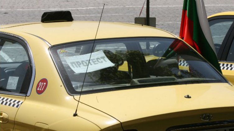 Таксиметровите шофьори пак плашат с протести