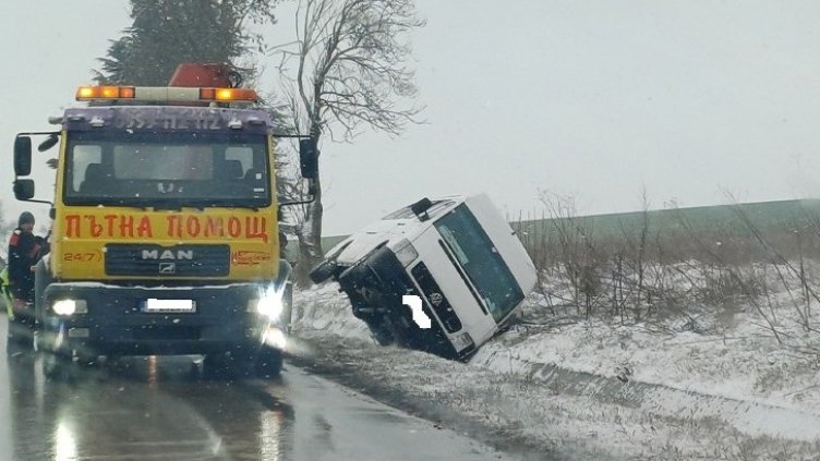 Микробус се обърна в канавката на пътя Варна-Добрич