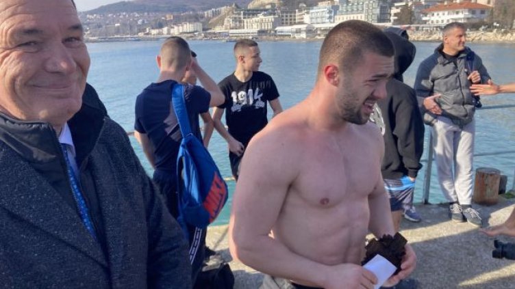 Учител по физическо във Варна спаси богоявленския кръст в Балчик (СНИМКИ)