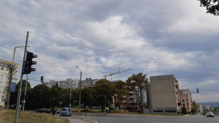 Кола се заби в светофар на варненско кръстовище (СНИМКИ)