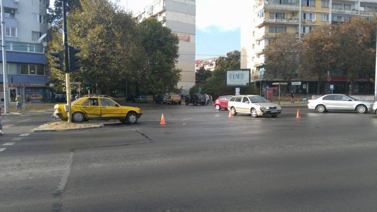 Жълт Мерцедес и Шкода се блъснаха на кръстовище (СНИМКИ)