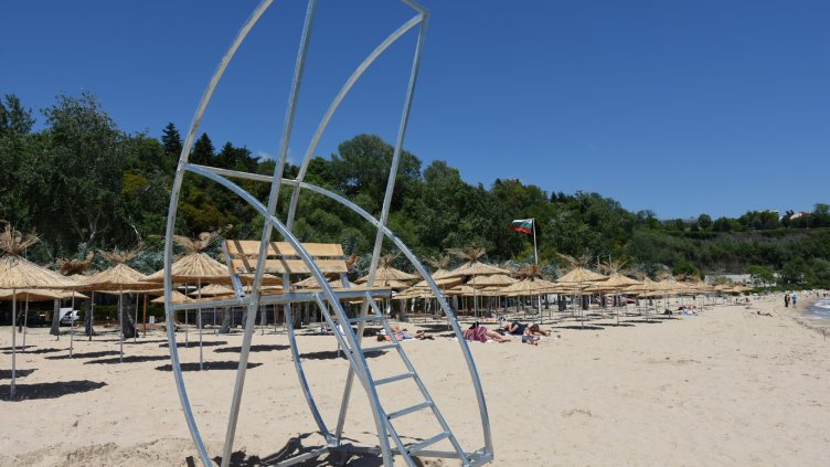 Монтират нови вишки на плажа във Варна