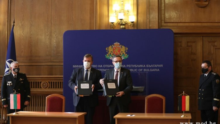 Подписаха договора за новите кораби за ВМС