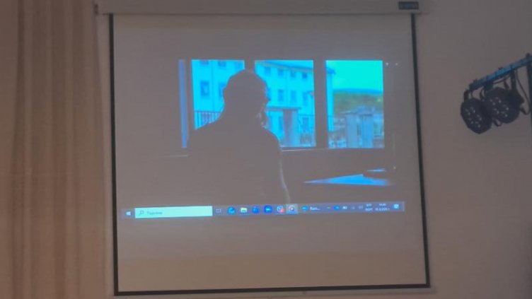 Гимназисти от Варна гледаха интервю с жена, осъдена за разпространение на дрога