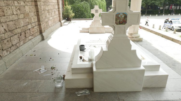 Оскверниха гробовете на патриарх Неофит и екзарх Йосиф