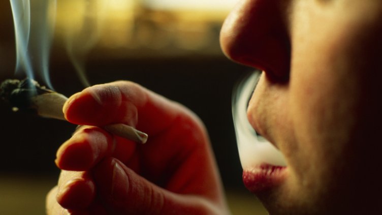 Марихуаната не предизвиквала психични разстройства при възрастните