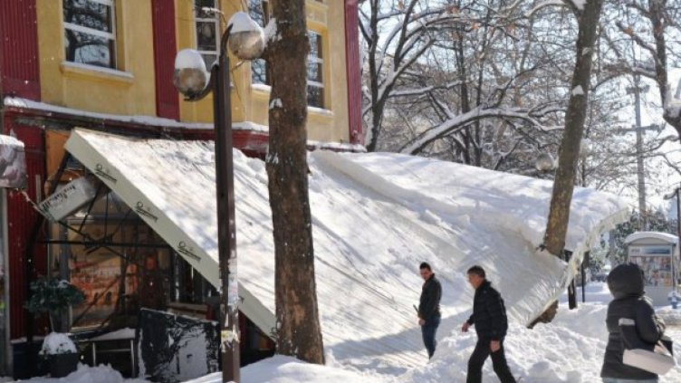 Навес на заведение в Бургас рухна заради тежкия сняг