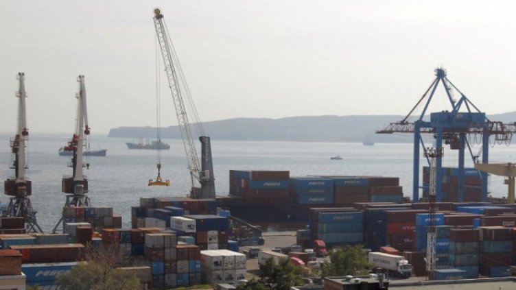 Пристанище във Владивосток. Снимка: Архив Ройтерс