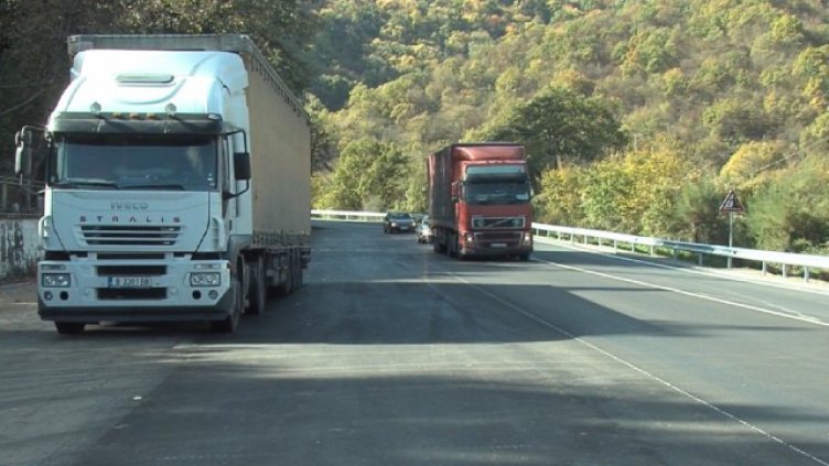 Три товарни автомобила се сблъскаха в Прохода на Републиката