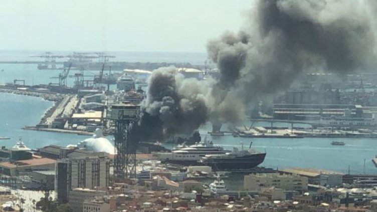 Пожар в голям завод край Барселона