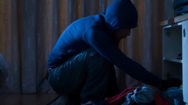 Задържаха млад мъж, откраднал пари от къща във Варна