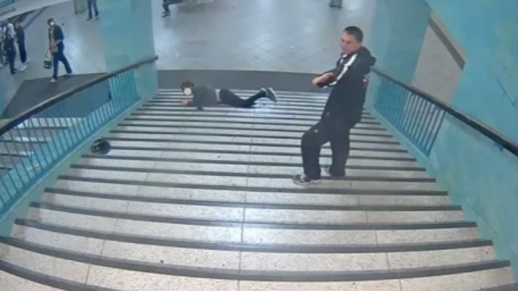 Пак атака в метрото в Берлин: Мъж ритна друг по стълбите (Видео)