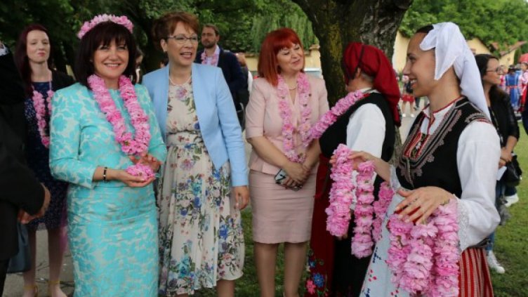 Туристи от цял свят се включиха в розобера в Казанлък