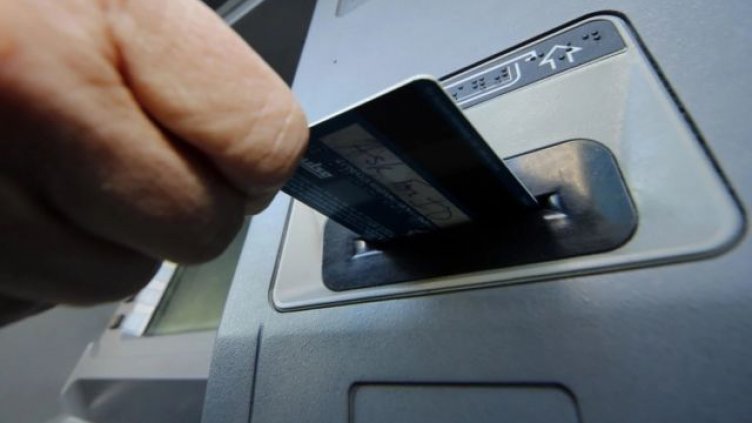 ЕС започва раздаването на дебитни карти на бежанците в Турция