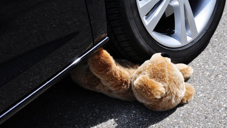 Майка изхвърли детето си от колата