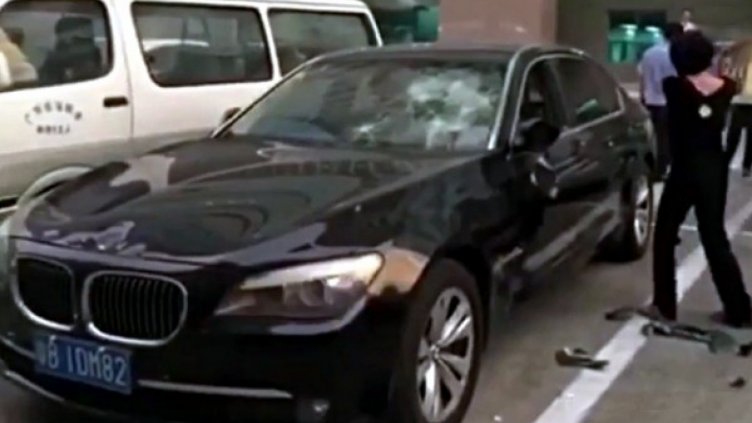 Ревнива китайка размаза с чук чисто ново BMW