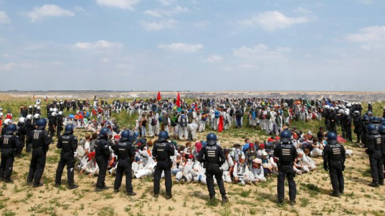 500 протестиращи нахлуха в германска мина  