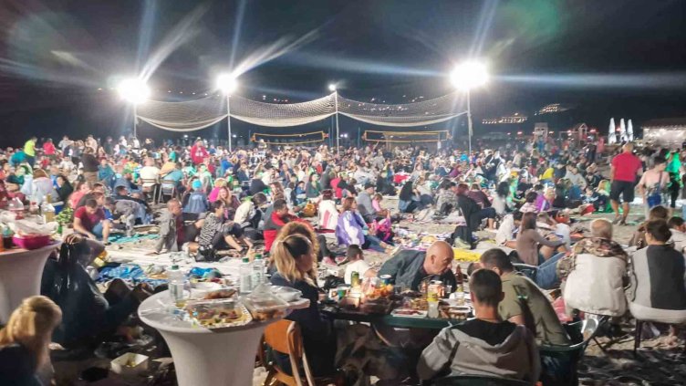 Стотици варненци се събраха на “Най дългата вечеря на плажа” в Аспарухово