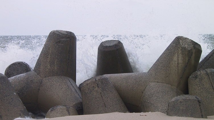 Мъж си заклещи крака в тетраподите на Трета буна, пожарникари го измъкнаха