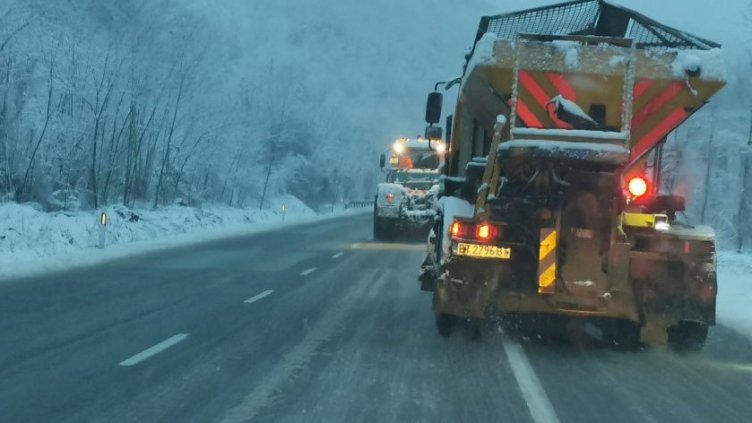 Заради снеговалежа забраняват движението на тирове в 8 участъка