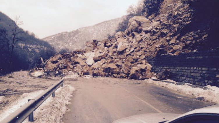 Три родопски села откъснати от света заради свлачище