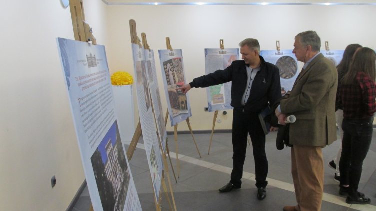 Евродепутатът Емил Радев беше гост на изложбата „Ние и Европа”
