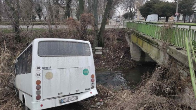 Автобус падна от мост в Сливенско