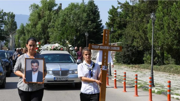 Близки и приятели изпратиха Тодор Славков (СНИМКИ)