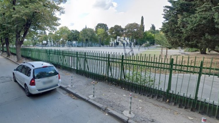 Връстник помете двама с "Корса" до техникумите във Варна