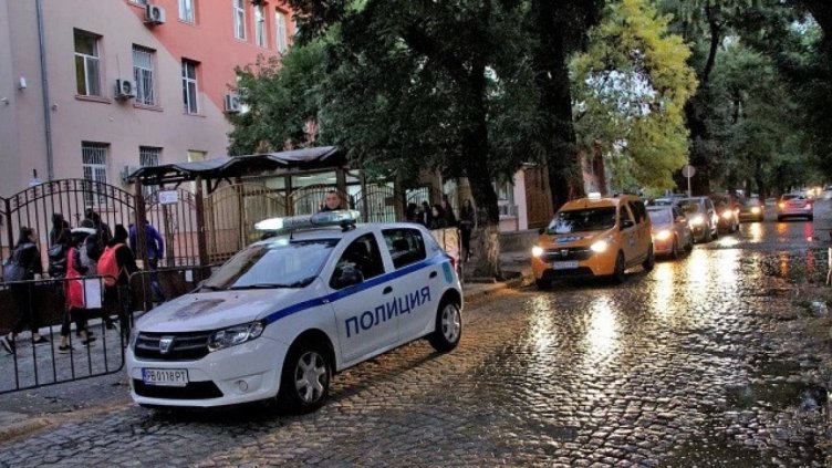 128 полицаи бдят за реда около училищата във Варна днес