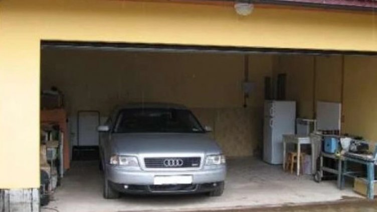 Глобиха варненец, блъснал баба на излизане от гараж