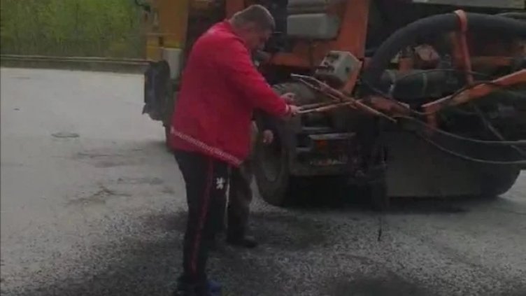Кметски кърпежи: Черпоков запретна ръкави, сам ремонтира улици ВИДЕО