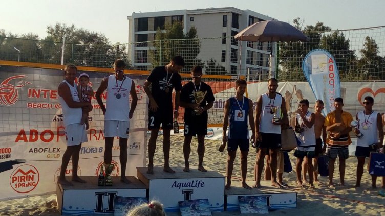 Отборът по плажен волейбол на варненската пожарна се представи отлично на международен турнир