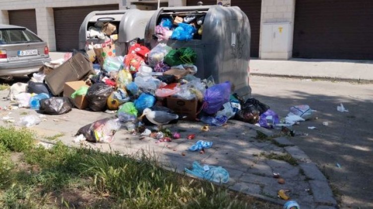 Голямо натрупване на боклук на улици в Цветния квартал на Варна