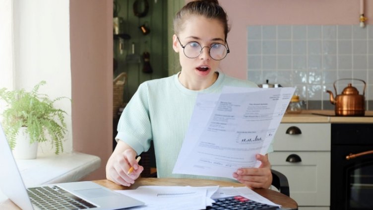 Десетки се оказаха с кредити, след заплащане на комунални услуги