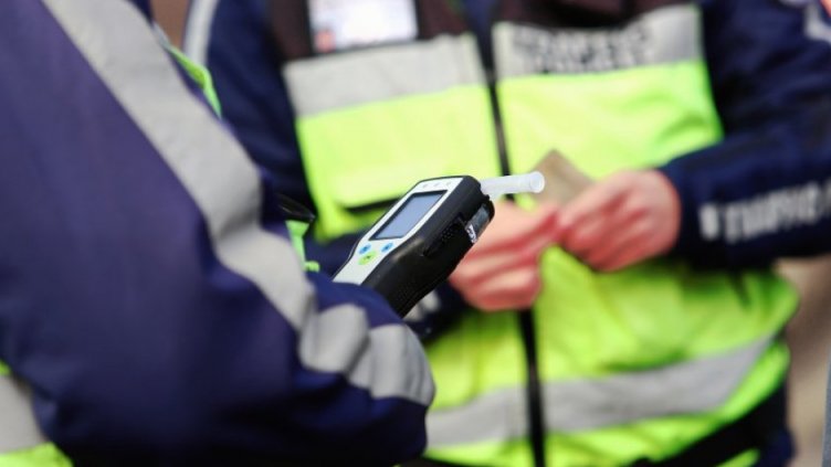 Не яжте кроасан при шофиране, ще излезе че сте пили