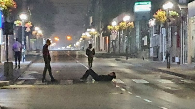 Опасно: Тийнейджъри лягат на пешеходните пътеки 