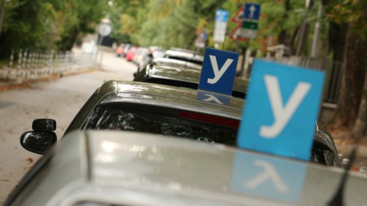 Изборът на случайни маршрути за кандидат шофьорите се отлага за септември