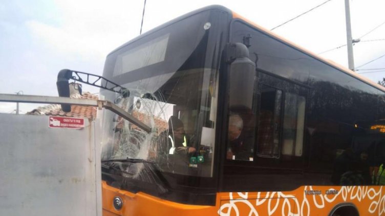 Автобус на градския транспорт се вряза в къща в София