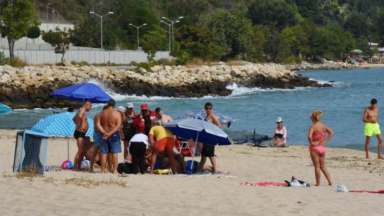 Млад мъж си глътна езика на плажа във Варна