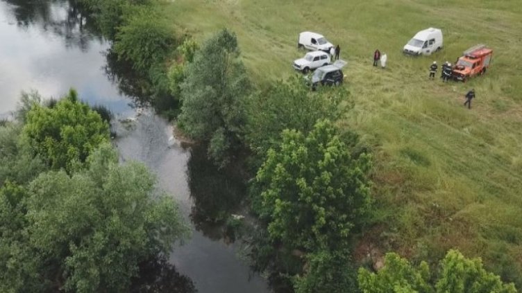 Внимание! 17 прасета плуват по Янтра. Нямат чума, но кой и защо ги изхвърли?