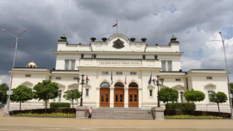 Махат лагера на хората с увреждания от парламента