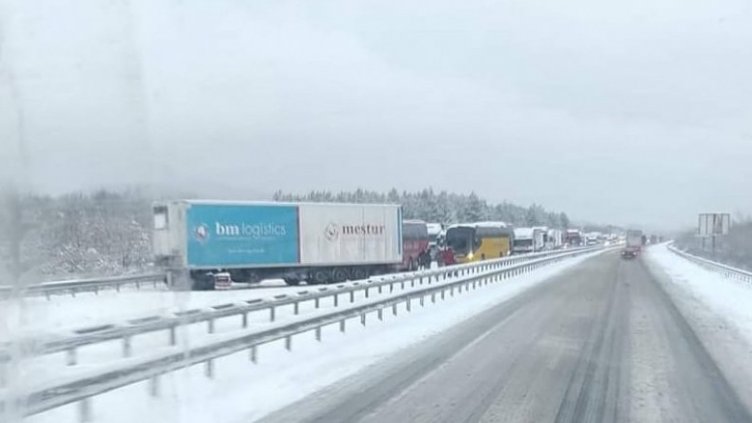 Зимата: Тир блокира "Тракия", спряха камионите по аутобана