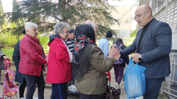 Раздадоха 300 великденски пакета на хора в неравностойно положение от "Владиславово"