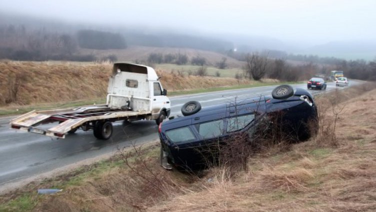 19-годишен се преобърна на пътя, загина на място