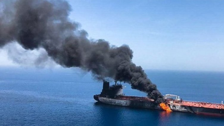 Седем души са в неизвестност след пожар на кораб в Черно море край Румъния