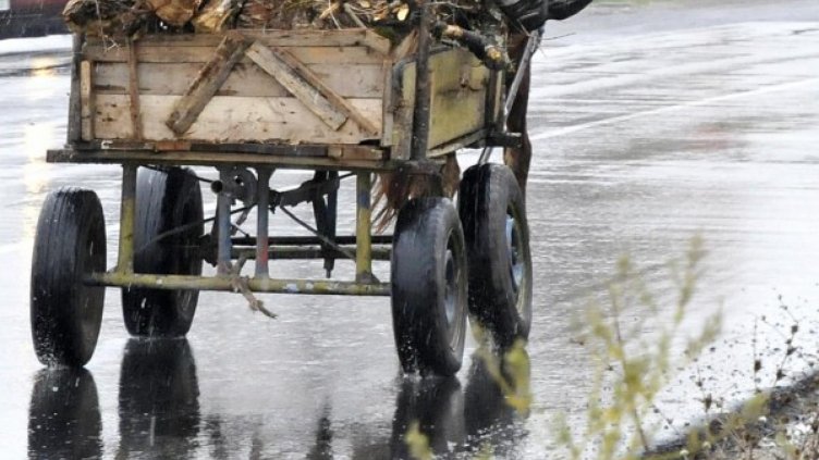 Кола блъсна каруца в Първомай, мъж бере душа