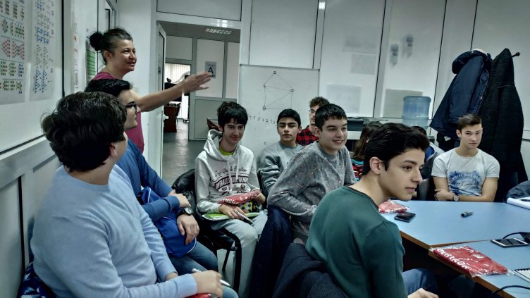 Ученици от МГ управляваха дронове в Технологичния институт на ВСУ