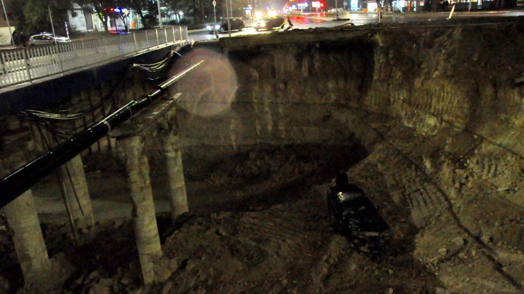 Кола падна в изкоп по трасето на новия бул.&quot;Левски&quot; (СНИМКИ)