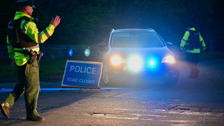 Пожари, бой с полицията... Втора нощ на безредици в Северна Ирландия